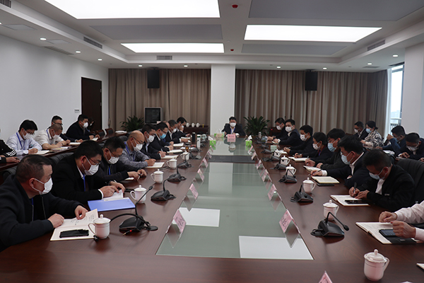 3月18日，市軌道交通集團(tuán)組織召開專題會議，迅速傳達(dá)貫徹交通強(qiáng)市建設(shè)暨綜合交通大會戰(zhàn)視頻部署會會議精神。集團(tuán)公司領(lǐng)導(dǎo)班子成員，各部室（辦）、子公司負(fù)責(zé)人和中層干部參加會議1.jpg